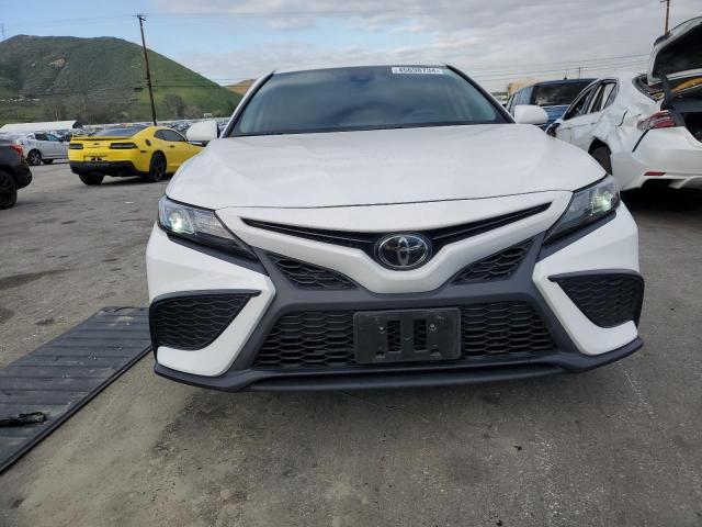 4T1G11AK0PU732564 - 2023 TOYOTA CAMRY SE NIGHT SHADE WHITE photo 5