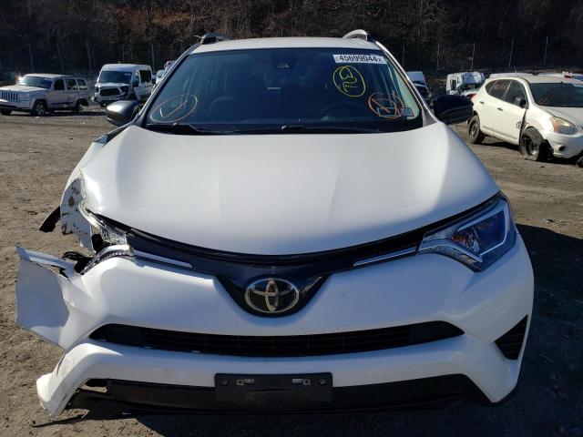 JTMBFREV2JJ201362 - 2018 TOYOTA RAV4 LE WHITE photo 5