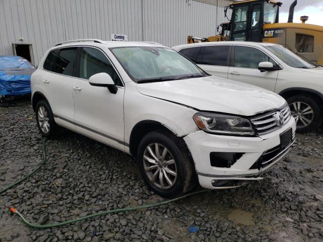 WVGEF7BP2HD003554 - 2017 VOLKSWAGEN TOUAREG SPORT WHITE photo 4