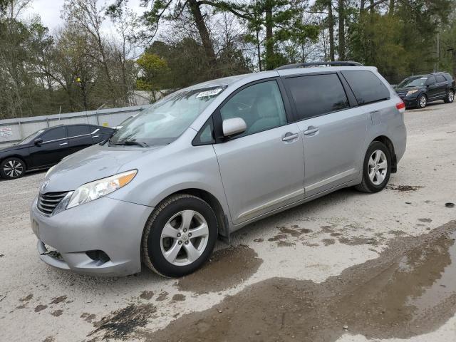 5TDKK3DC4DS303066 - 2013 TOYOTA SIENNA LE SILVER photo 1