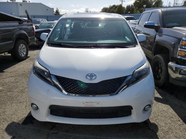 5TDXK3DC5GS762696 - 2016 TOYOTA SIENNA SE WHITE photo 5