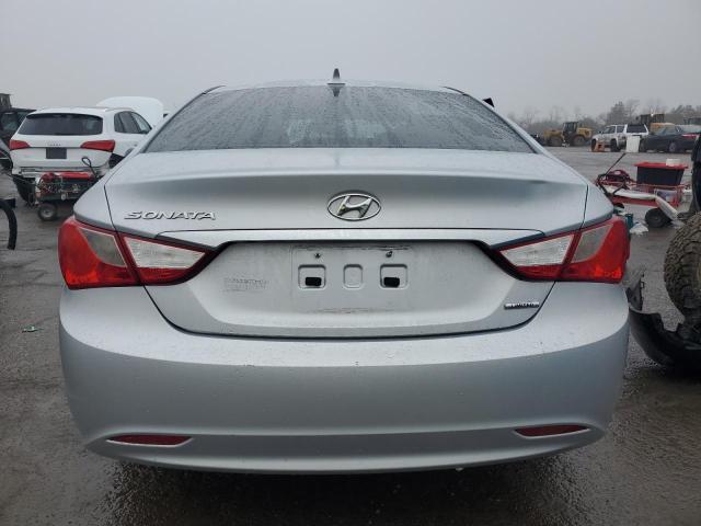 5NPEC4AC2BH227001 - 2011 HYUNDAI SONATA SE SILVER photo 6