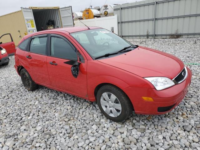 3FAFP37N25R161584 - 2005 FORD FOCUS ZX5 RED photo 4