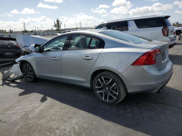 YV126MFL5J2458052 - 2018 VOLVO S60 DYNAMIC SILVER photo 2