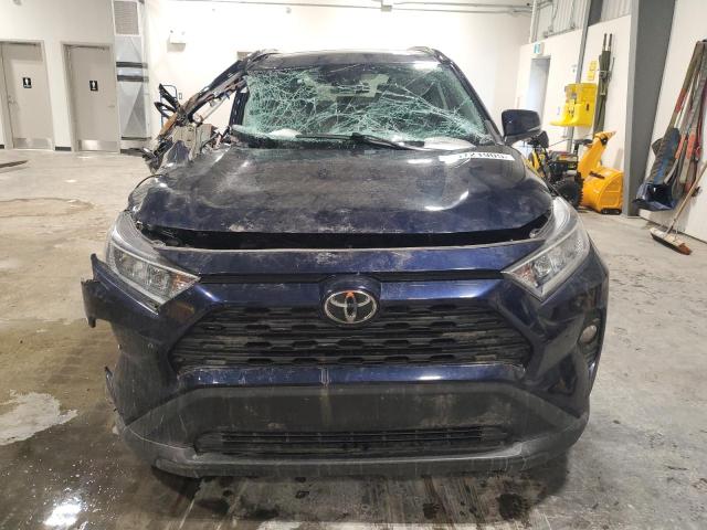 2T3R1RFV5KW061774 - 2019 TOYOTA RAV4 XLE Көк фото 5