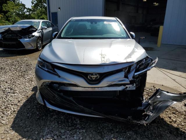 4T1B11HK1JU507559 - 2018 TOYOTA CAMRY L SILVER photo 5