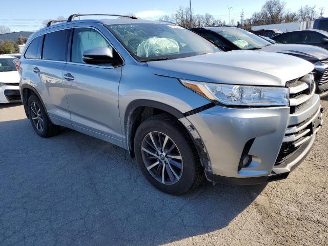 5TDJZRFHXHS514460 - 2017 TOYOTA HIGHLANDER SE SILVER photo 4