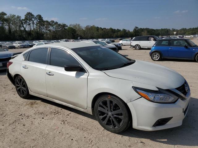 1N4AL3AP2HC472466 - 2017 NISSAN ALTIMA 2.5 WHITE photo 4