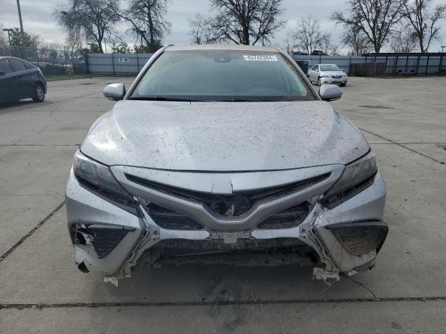 4T1G11AKXNU689476 - 2022 TOYOTA CAMRY SE SILVER photo 5