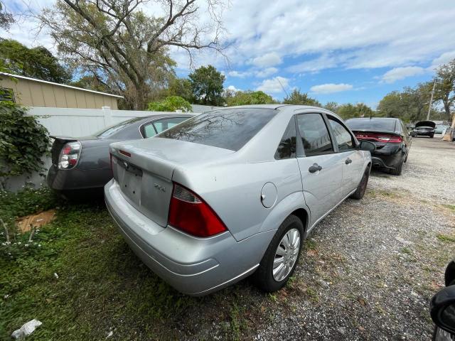 1FAFP34N46W175618 - 2006 FORD FOCUS ZX4 SILVER photo 4