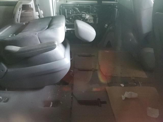 2V4RW4DG7BR785698 - 2011 VOLKSWAGEN ROUTAN S SILVER photo 11