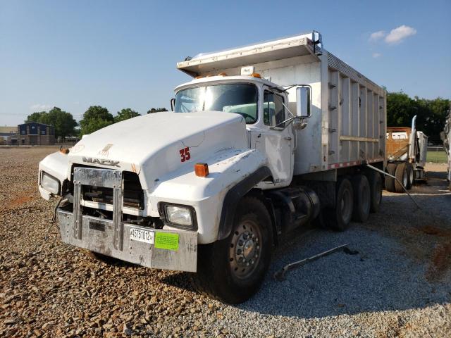 1M2P267C32M064181 - 2002 MACK 600 RD600 WHITE photo 2