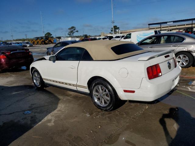 1ZVFT84N355245372 - 2005 FORD MUSTANG WHITE photo 2