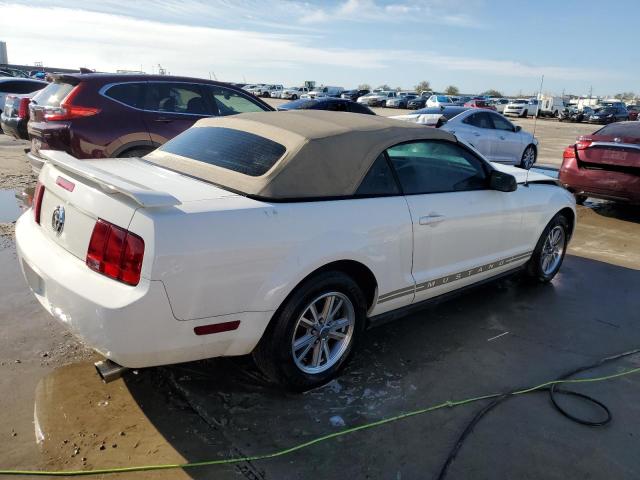 1ZVFT84N355245372 - 2005 FORD MUSTANG WHITE photo 3