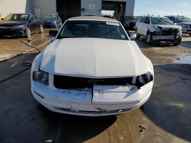 1ZVFT84N355245372 - 2005 FORD MUSTANG WHITE photo 5