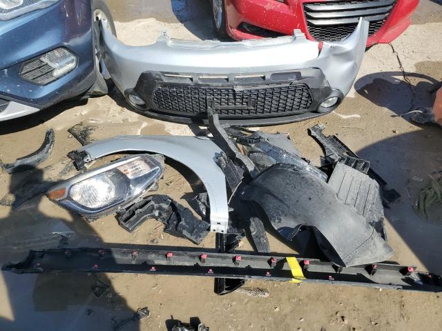 KNDJN2A25F7817546 - 2015 KIA SOUL SILVER photo 12