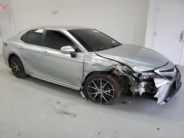 4T1G11AK3PU755093 - 2023 TOYOTA CAMRY SE NIGHT SHADE SILVER photo 4