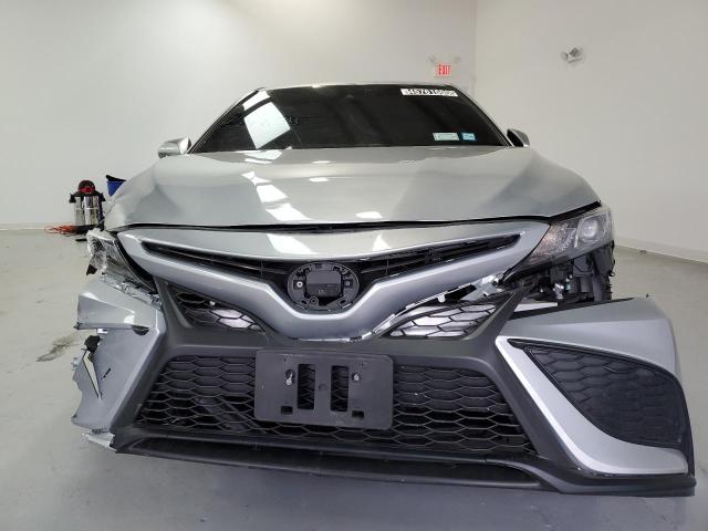 4T1G11AK3PU755093 - 2023 TOYOTA CAMRY SE NIGHT SHADE SILVER photo 5