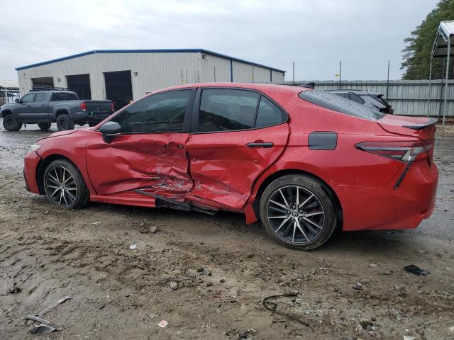 4T1G11AK2RU236281 - 2024 TOYOTA CAMRY SE NIGHT SHADE RED photo 2