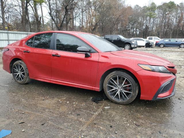 4T1G11AK2RU236281 - 2024 TOYOTA CAMRY SE NIGHT SHADE RED photo 4