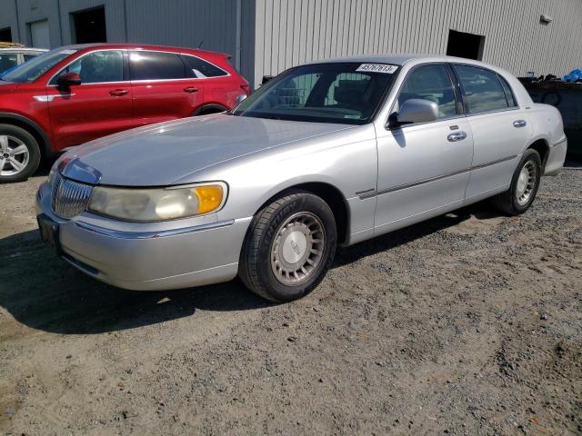 1LNHM81W9YY787368 - 2000 LINCOLN TOWN CAR EXECUTIVE SILVER photo 1