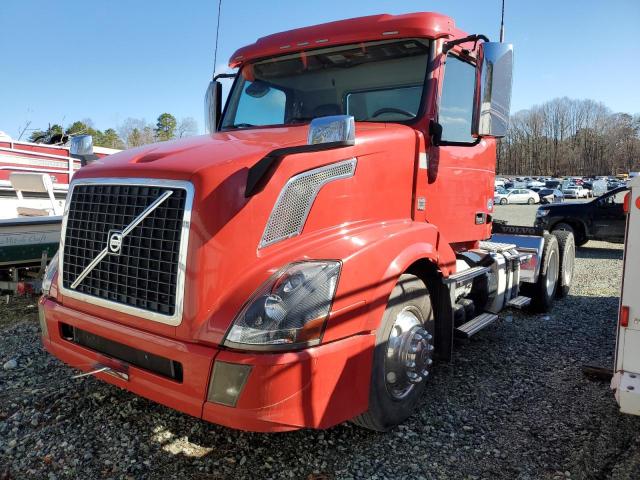 4V4NC9EH9HN991394 - 2017 VOLVO VN VNL RED photo 2