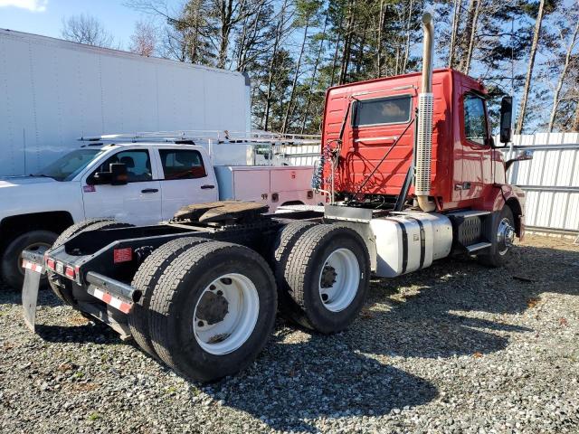 4V4NC9EH9HN991394 - 2017 VOLVO VN VNL RED photo 4