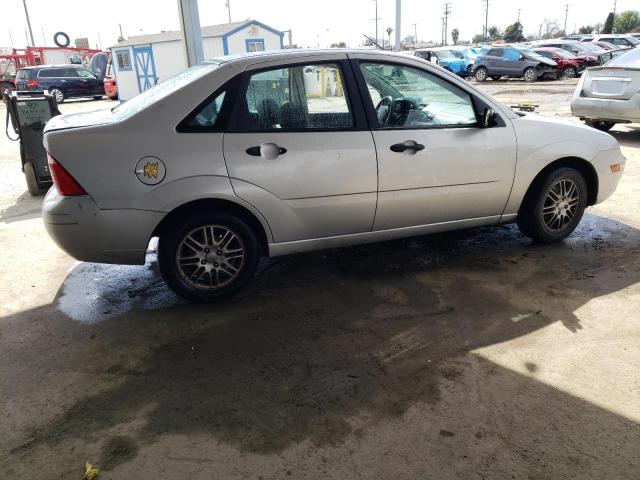 1FAHP34N16W249280 - 2006 FORD FOCUS ZX4 SILVER photo 3