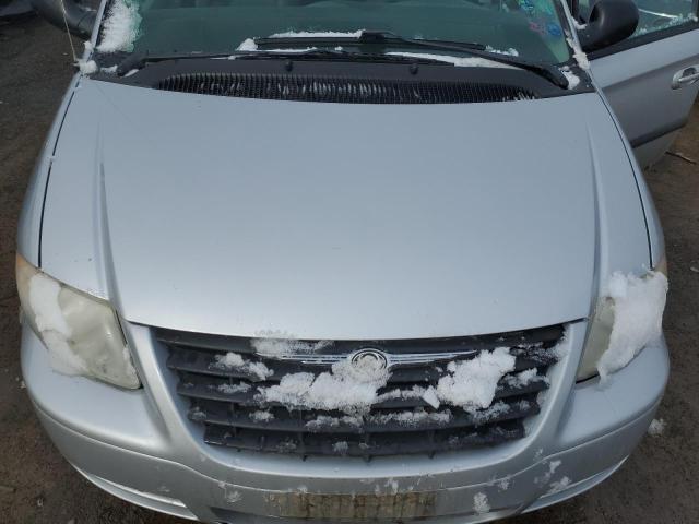 1C4GP45R75B417152 - 2005 CHRYSLER TOWN & COU ვერცხლისფერი ფოტო 12