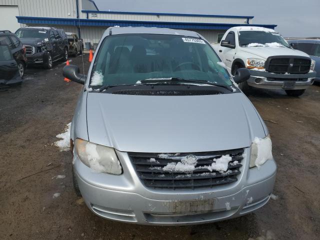1C4GP45R75B417152 - 2005 CHRYSLER TOWN & COU ვერცხლისფერი ფოტო 5