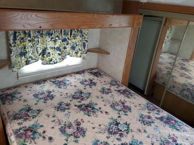 4YDF293204A216434 - 2004 KEYSTONE SPRINTER WHITE photo 5