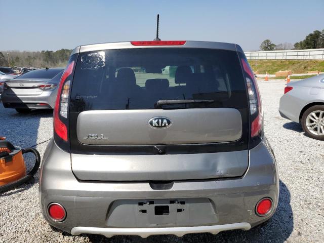 KNDJP3A57H7477748 - 2017 KIA SOUL + GRAY photo 6