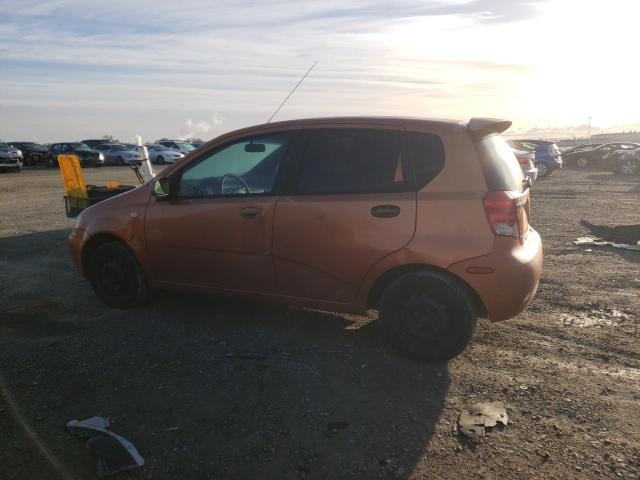 KL1TD62675B458496 - 2005 CHEVROLET AVEO BASE ORANGE photo 2