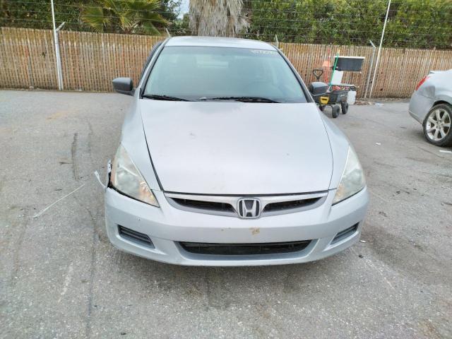 1HGCM56136A070207 - 2006 HONDA ACCORD VALUE SILVER photo 5