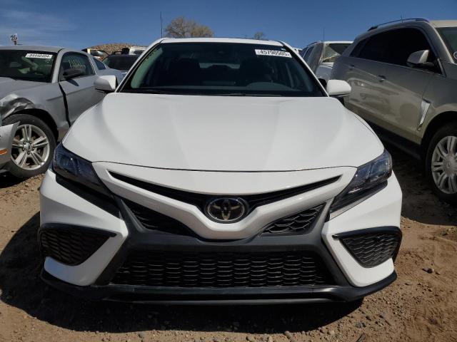 4T1S11AK8PU163618 - 2023 TOYOTA CAMRY SE NIGHT SHADE WHITE photo 5