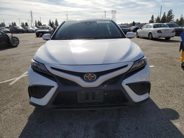 4T1T11AKXPU725507 - 2023 TOYOTA CAMRY SE NIGHT SHADE WHITE photo 5