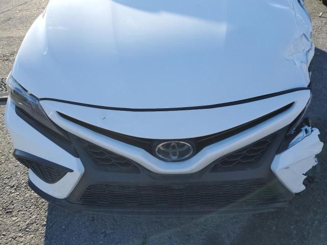 4T1G11BK2RU115944 - 2024 TOYOTA CAMRY SE NIGHT SHADE WHITE photo 11