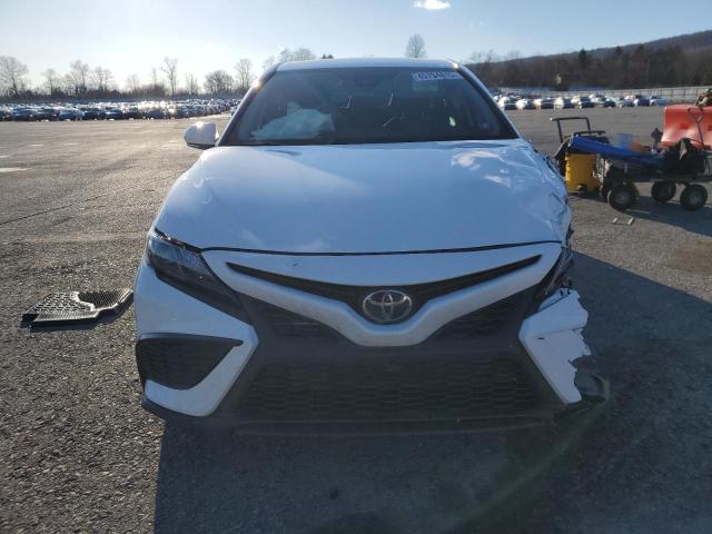 4T1G11BK2RU115944 - 2024 TOYOTA CAMRY SE NIGHT SHADE WHITE photo 5
