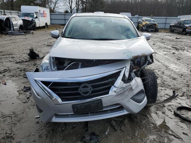 3N1CN7APXKL817164 - 2019 NISSAN VERSA S SILVER photo 5