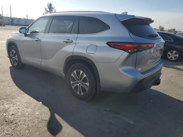 5TDGZRBH7NS243904 - 2022 TOYOTA HIGHLANDER XLE SILVER photo 2