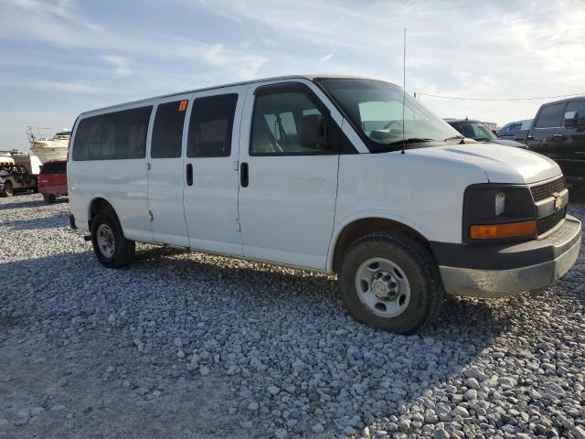 1GAHG39U671214932 - 2007 CHEVROLET EXPRESS G3 WHITE photo 4