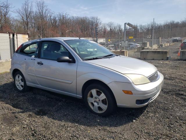 1FAHP31N27W126027 - 2007 FORD FOCUS ZX3 GRAY photo 4