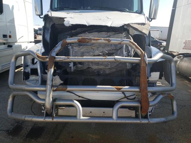 4V4NC9EH2GN970093 - 2016 VOLVO VN VNL WHITE photo 9