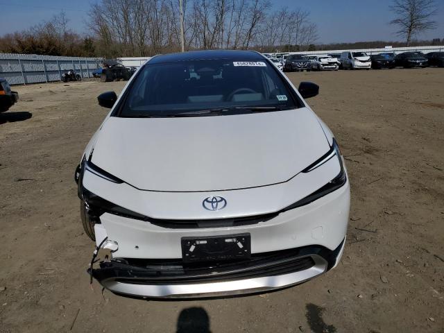 JTDACACU6P3010038 - 2023 TOYOTA PRIUS PRIM SE WHITE photo 5