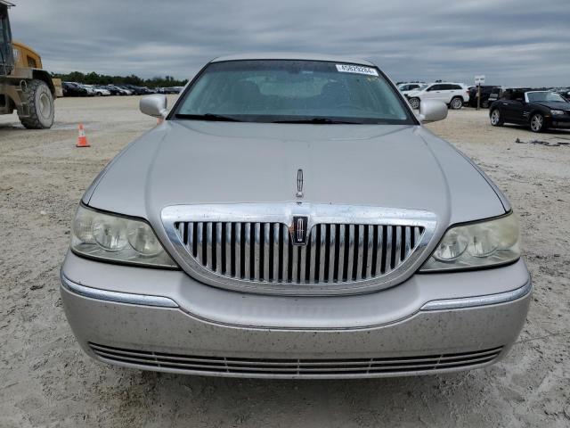 1LNHM81W94Y680461 - 2004 LINCOLN TOWN CAR EXECUTIVE SILVER photo 5