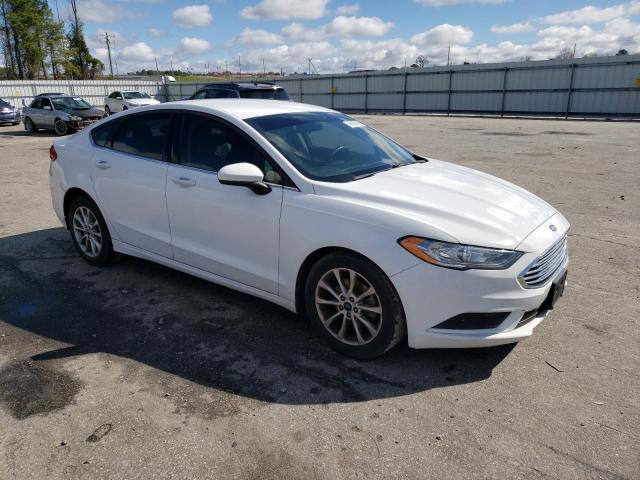 3FA6P0H75HR382437 - 2017 FORD FUSION SE WHITE photo 4