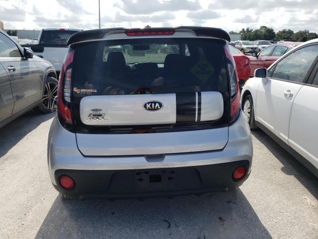 KNDJN2A24H7435835 - 2017 KIA SOUL SILVER photo 6