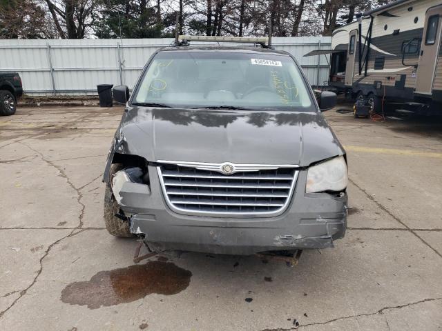 2A4RR2D10AR435145 - 2010 CHRYSLER TOWN & COU LX GRAY photo 5