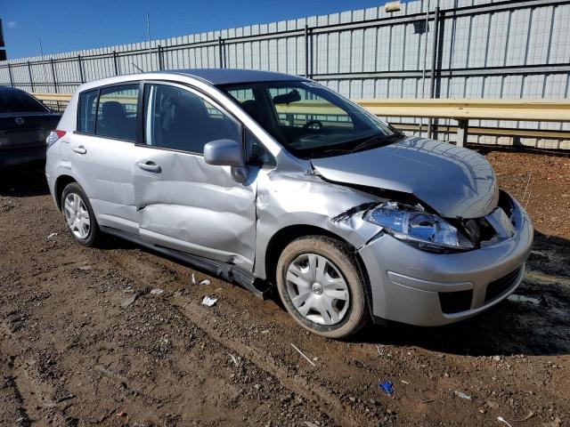 3N1BC1CP1BL404996 - 2011 NISSAN VERSA S SILVER photo 4