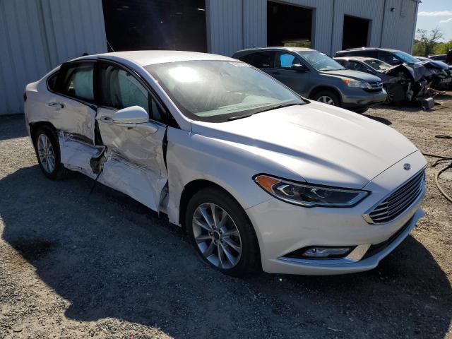 3FA6P0HD8HR204088 - 2017 FORD FUSION ENE SE WHITE photo 4